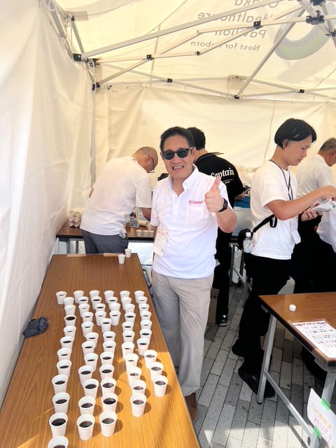 ⑤コーヒーの試飲を準備する中村理事長