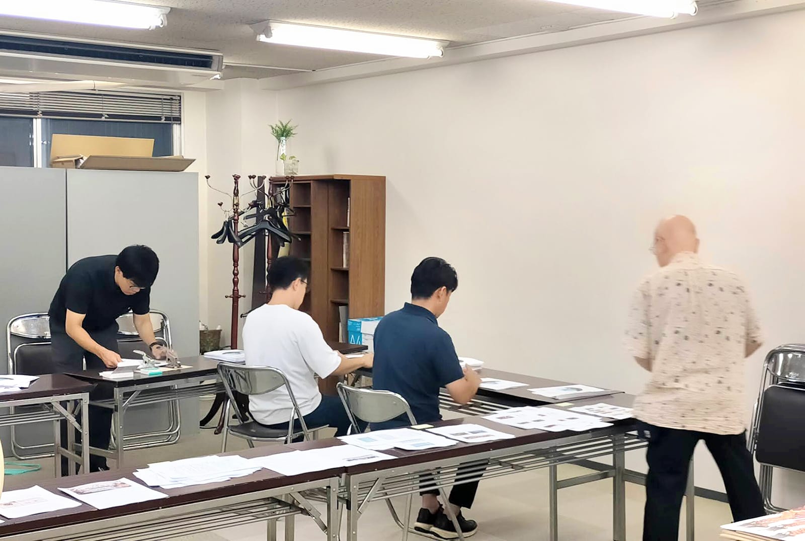 広報委員会の製本の様子